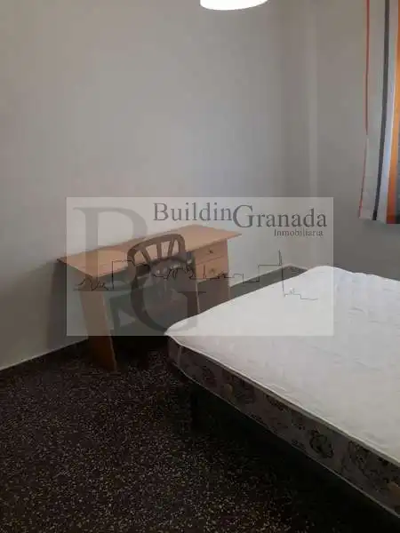 Habitación de Piso de alquiler en Granada con Terraza y Microondas