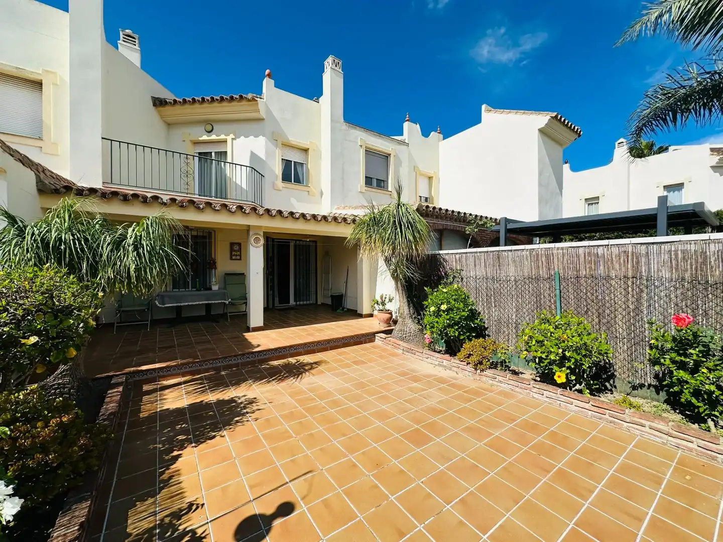Vista exterior de Casa adosada en venda en Mijas amb Aire condicionat, Calefacció i Jardí privat