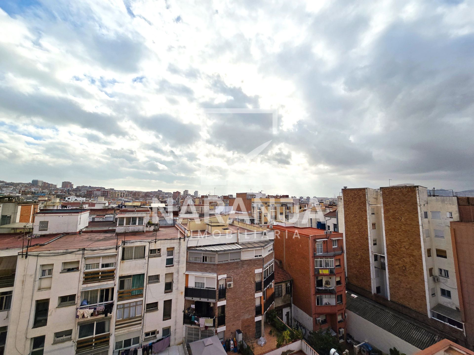 Vista exterior de Pis en venda en Santa Coloma de Gramenet amb Balcó