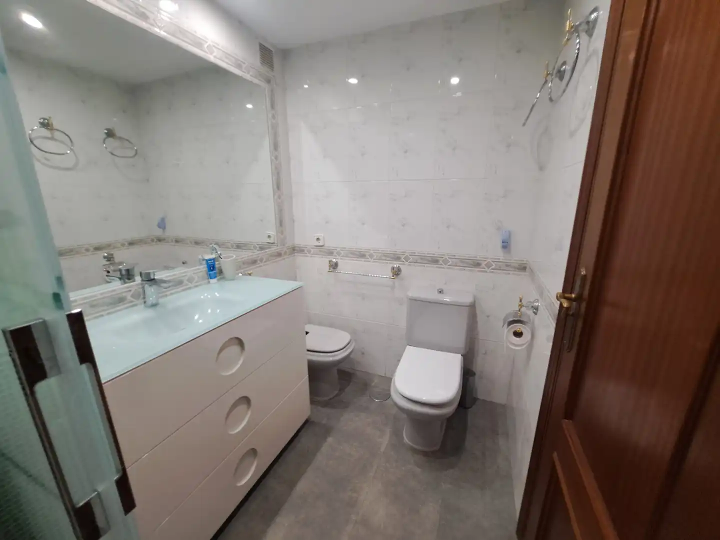 Baño de Piso de alquiler en Marbella con Calefacción, Terraza y Amueblado