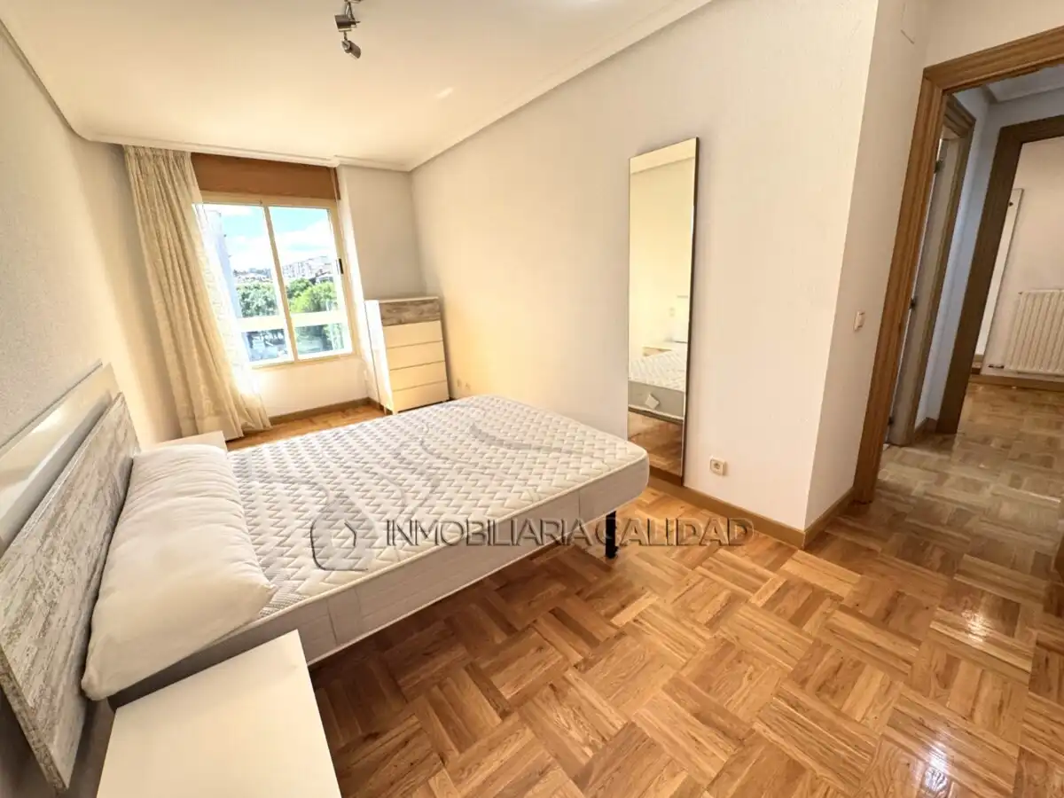 Schlafzimmer von Wohnung zur Miete in Burgos mit Heizung, Terrasse und Möbliert