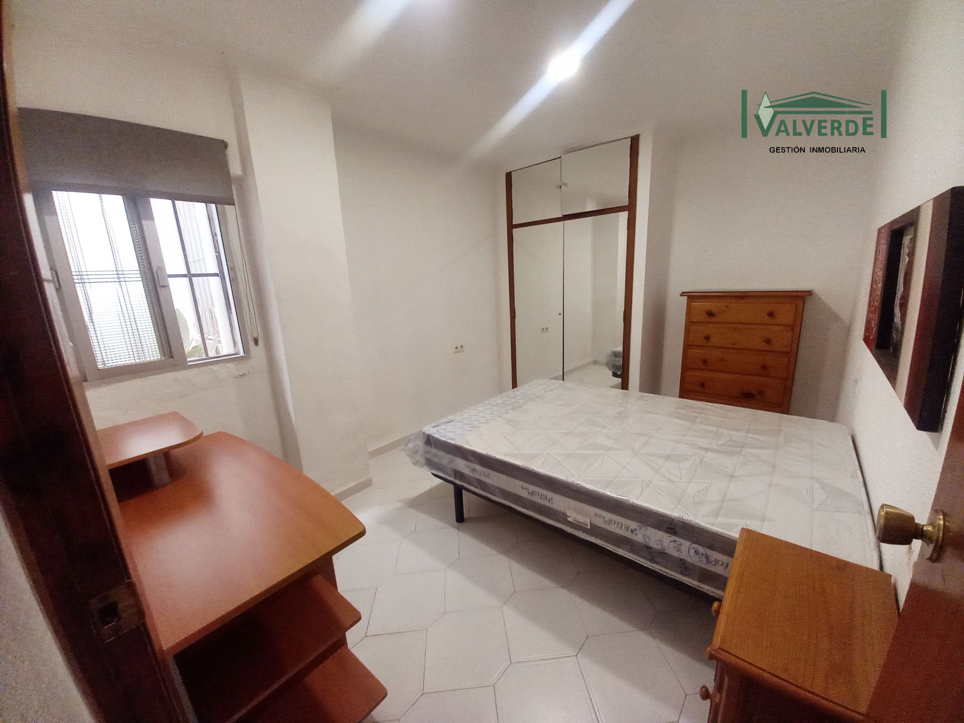 Habitación de Estudio de alquiler en  Granada Capital con Amueblado, Lavadora y Microondas
