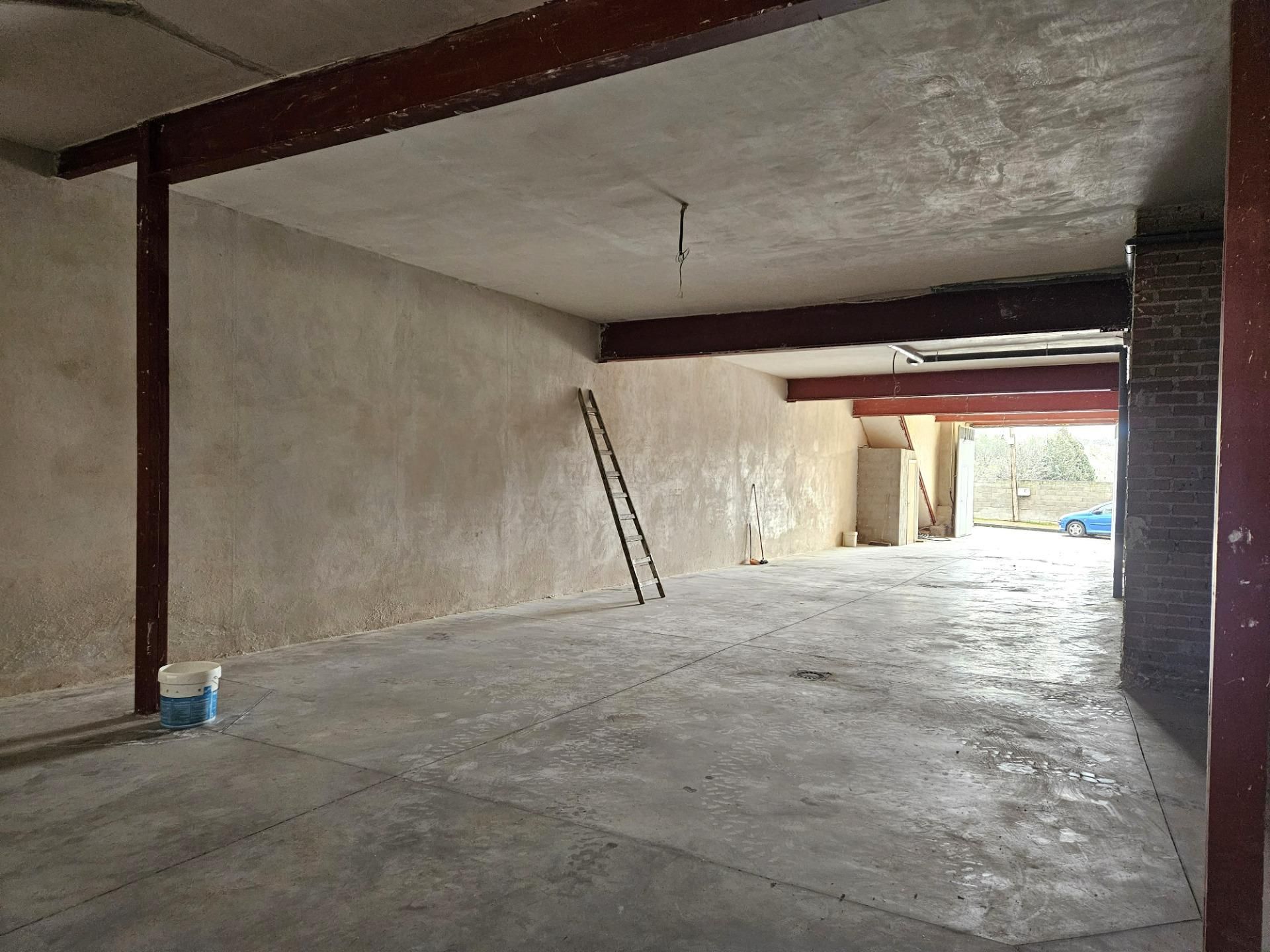 Industrial buildings to rent in Villamantilla