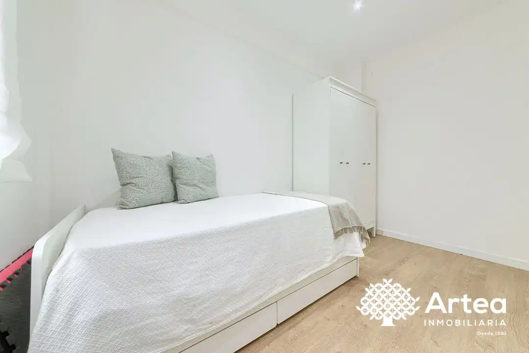 Schlafzimmer von Wohnung zum Verkauf in Bilbao  mit Heizung, Privatgarten und Möbliert