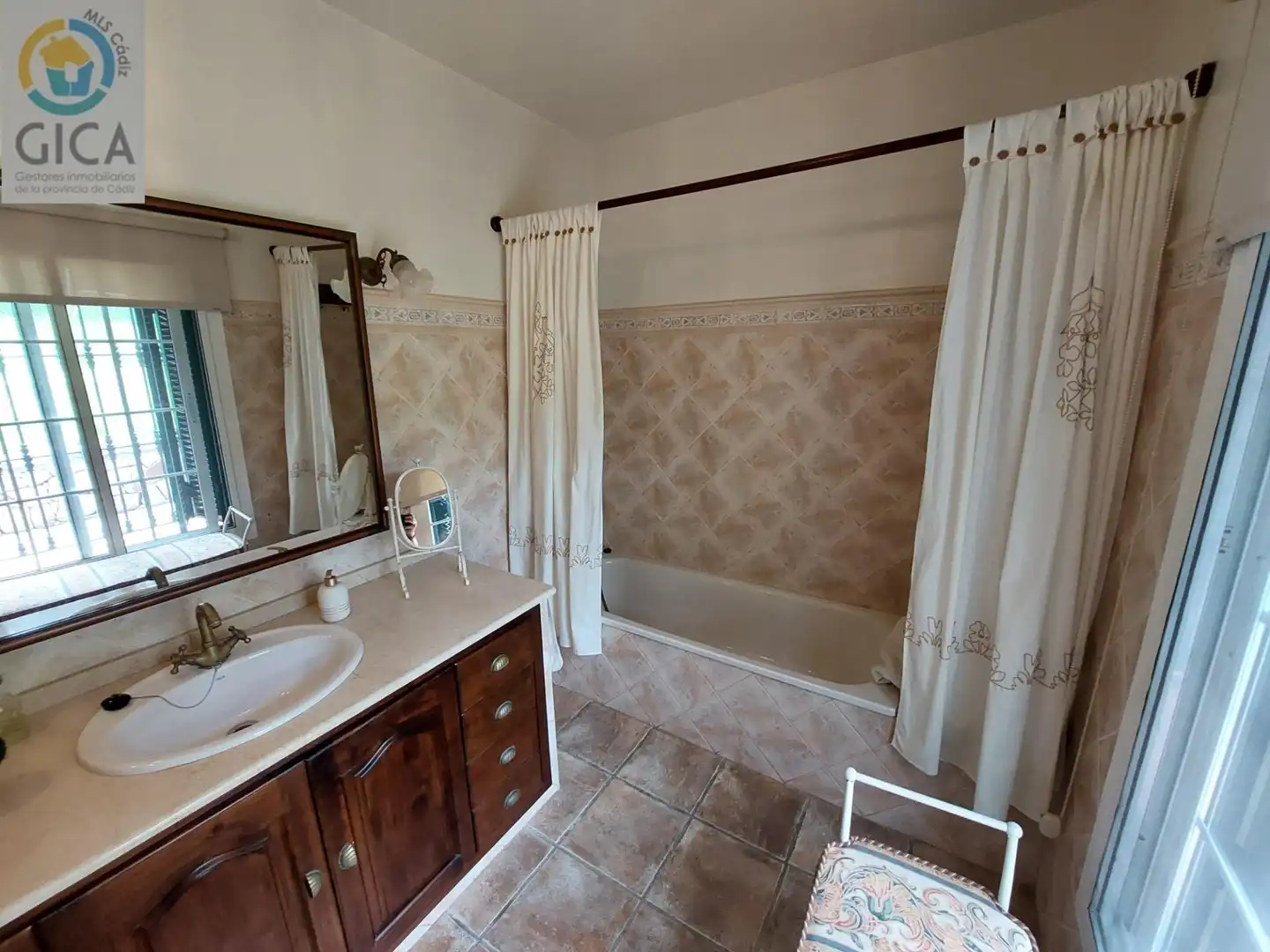 Bany de Casa o xalet en venda en Algeciras amb Aire condicionat, Jardí privat i Piscina