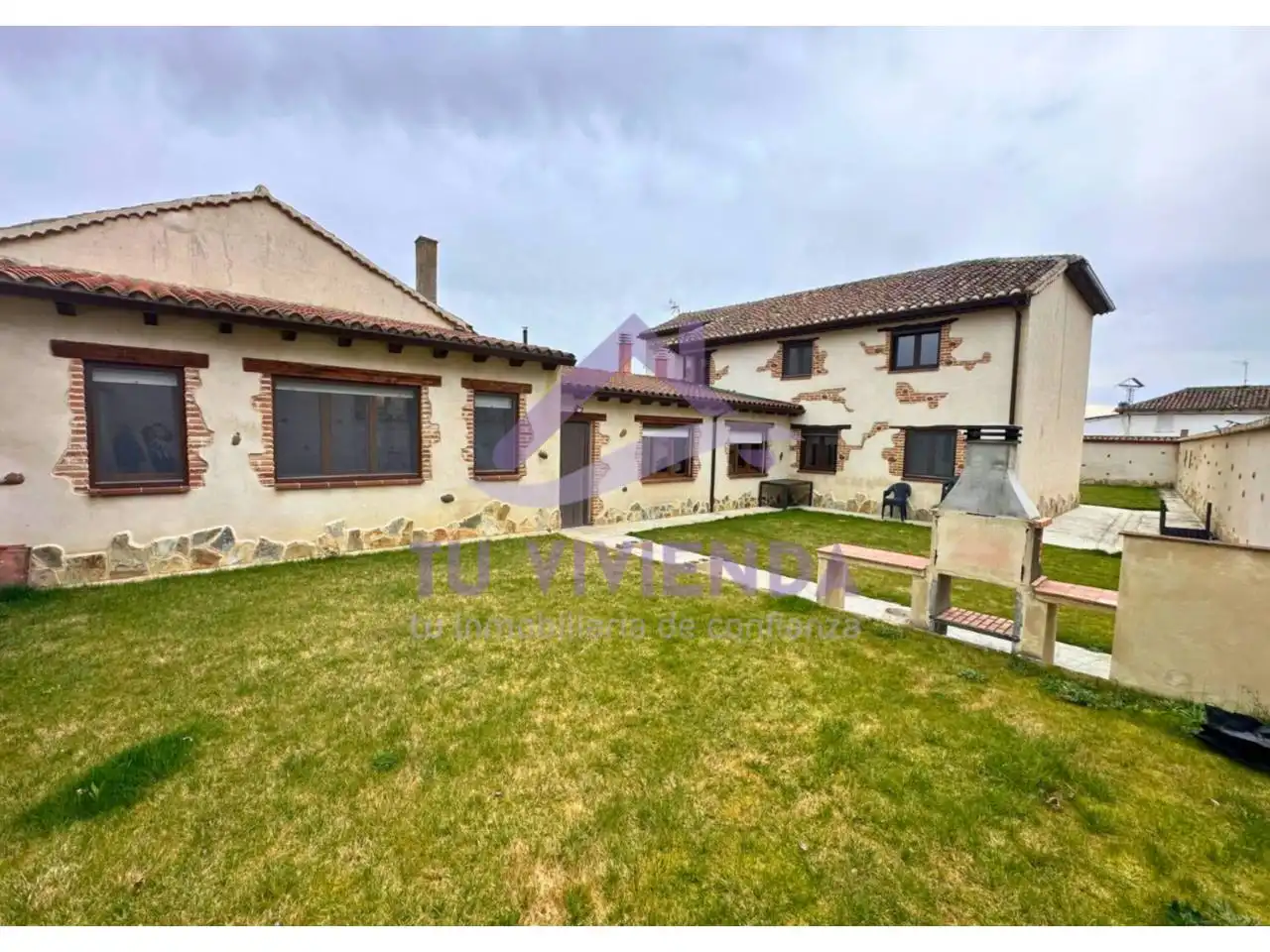 Vista exterior de Casa o chalet en venta en Bustillo de la Vega con Jardín privado, Piscina y Amueblado