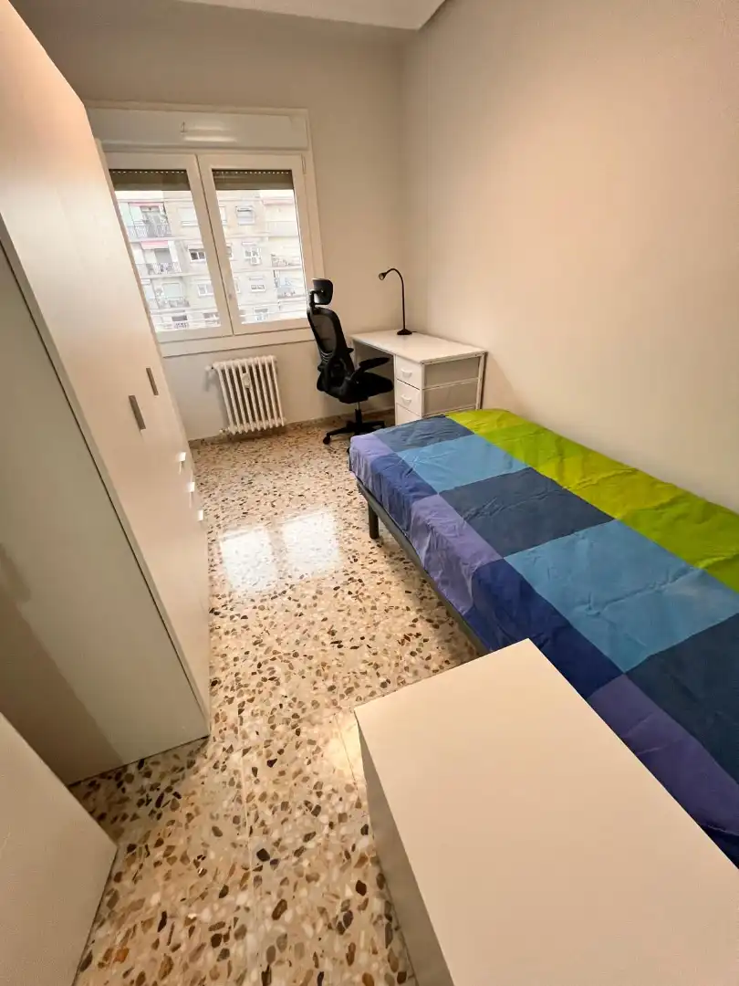 Dormitori de Pis de lloguer en Zaragoza amb Aire condicionat, Calefacció i Moblat