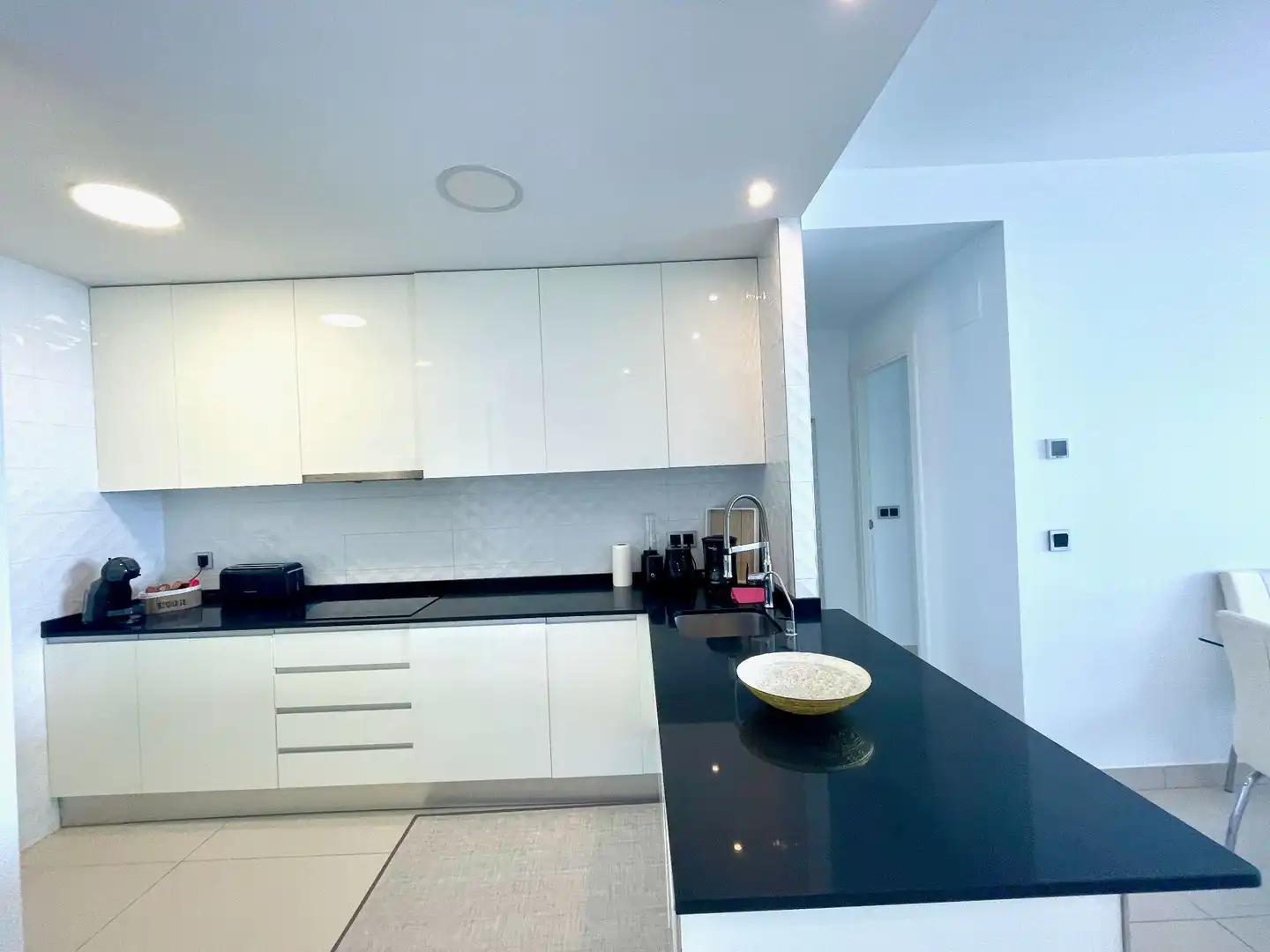 Cocina de Apartamento de alquiler en Benidorm con Aire acondicionado, Trastero y Piscina comunitaria