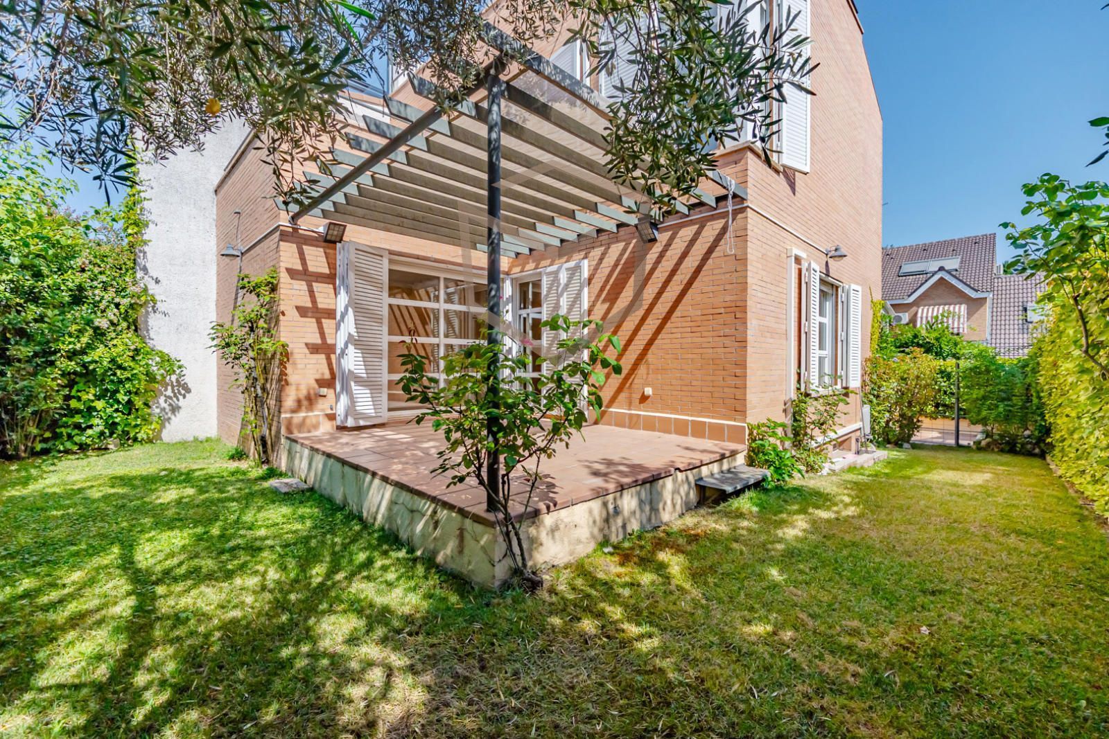 Garden of Single-family semi-detached for sale in  Madrid Capital  with Air Conditioner, Heating and Private garden
