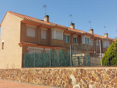 Exterior view of Single-family semi-detached for sale in Aranda de Duero  with Heating, Private garden and Terrace