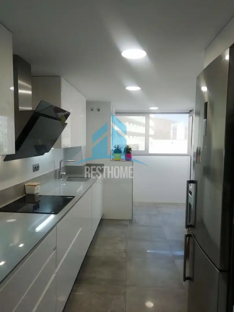Cocina de Apartamento de alquiler en Cullera con Aire acondicionado, Jardín privado y Terraza