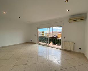 Living room of Flat for sale in La Bisbal d'Empordà  with Air Conditioner and Balcony