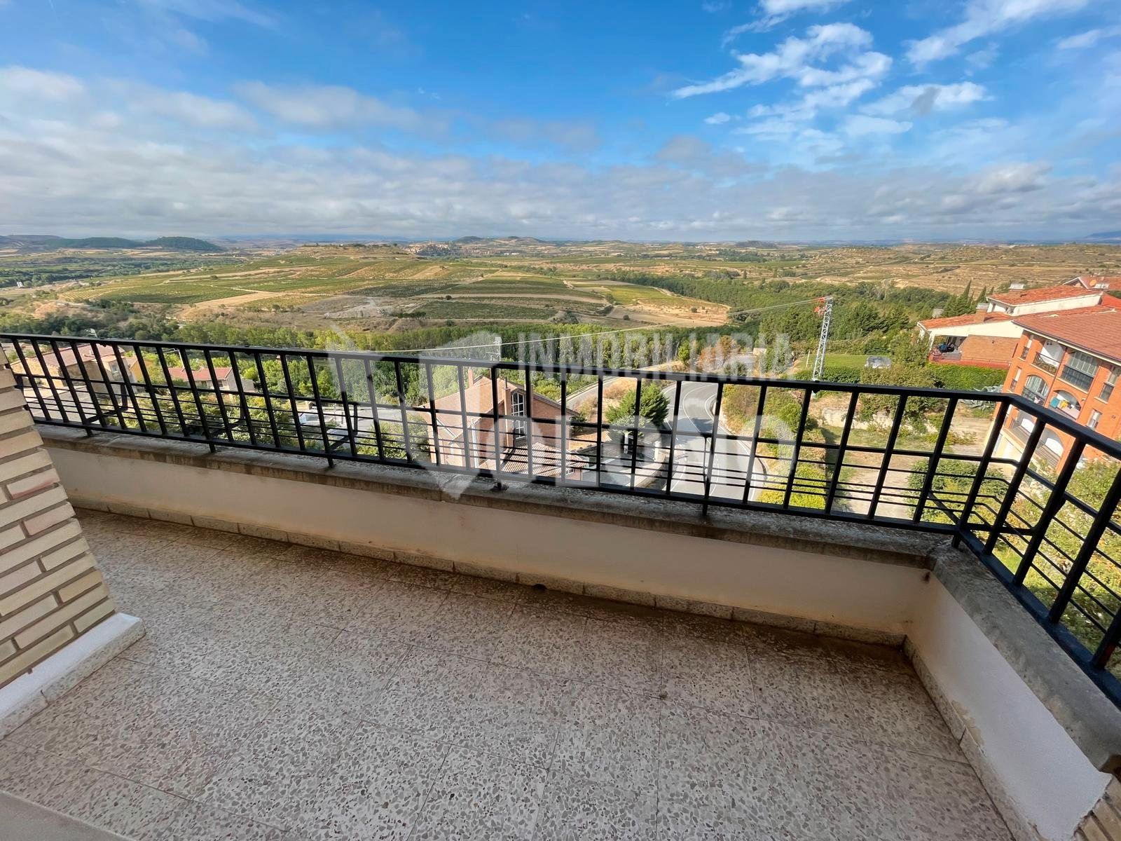 Vista exterior de Pis en venda en San Vicente de la Sonsierra amb Terrassa i Moblat