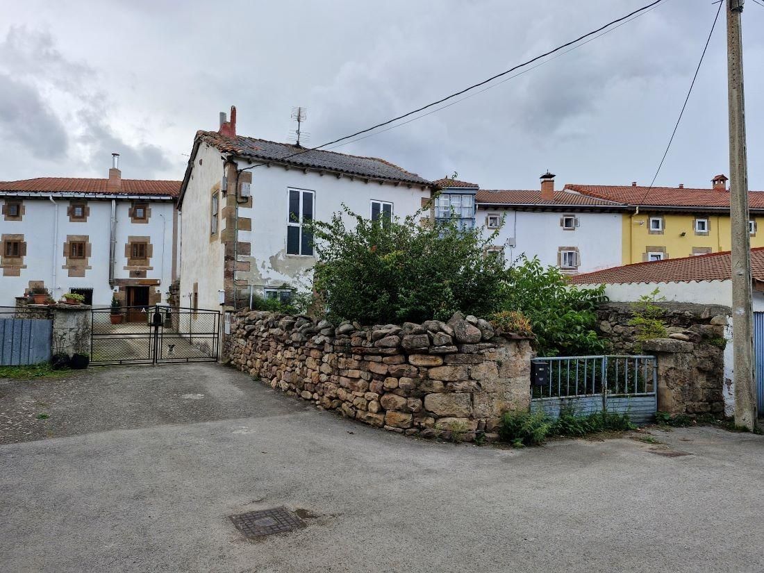 Vista exterior de Casa o xalet en venda en Hermandad de Campoo de Suso amb Jardí privat i Traster