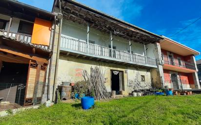 Vista exterior de Casa adosada en venda en Escalante amb Jardí privat