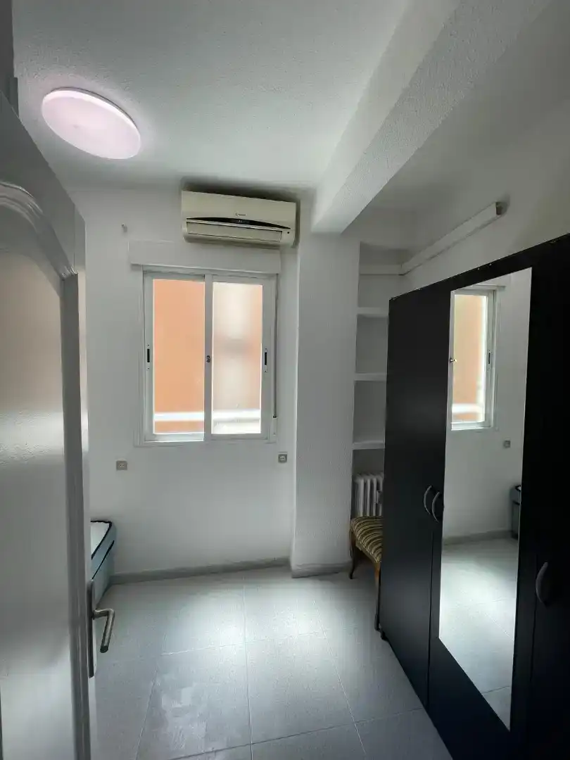 Schlafzimmer von Wohnung zur Miete in  Madrid Capital mit Klimaanlage