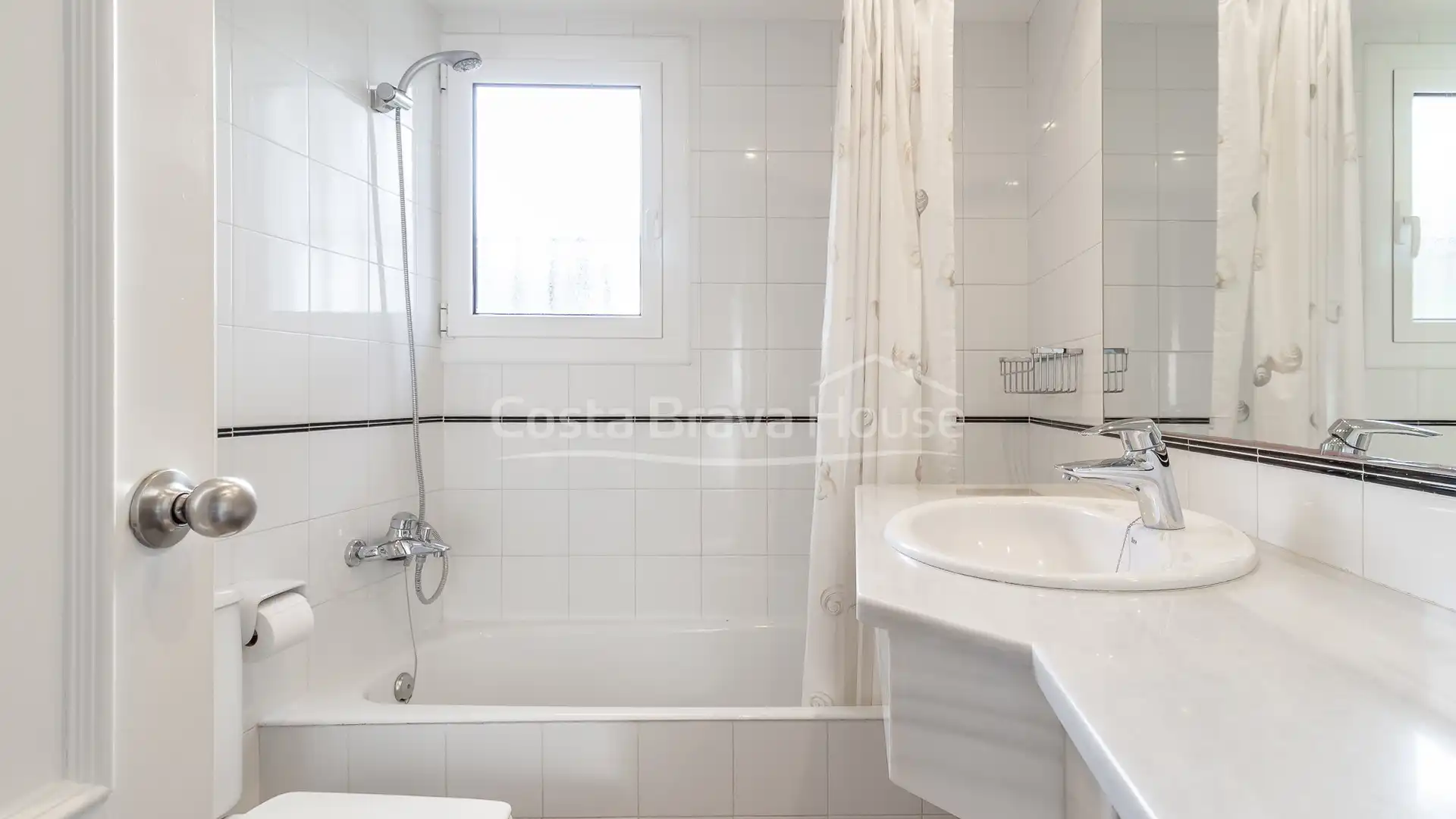 Badezimmer von Einfamilien-Reihenhaus zum Verkauf in Palafrugell mit Klimaanlage, Heizung und Privatgarten