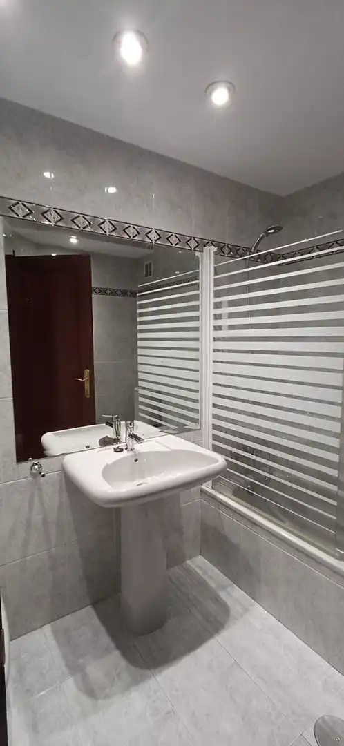 Baño de Piso de alquiler en Gijón  con Calefacción, Trastero y Piscina
