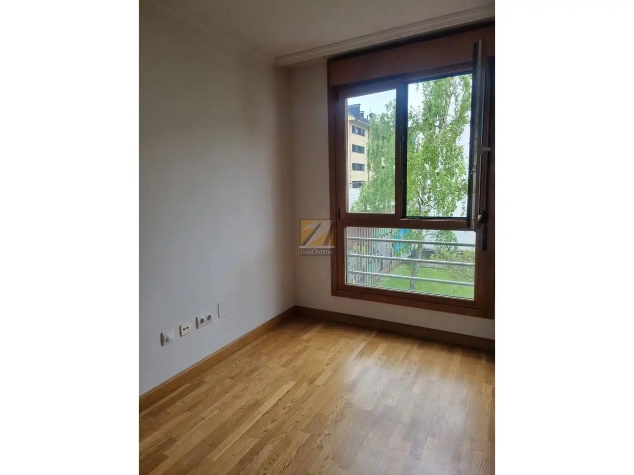 Dormitori de Pis en venda en Gijón  amb Calefacció, Parquet i Traster