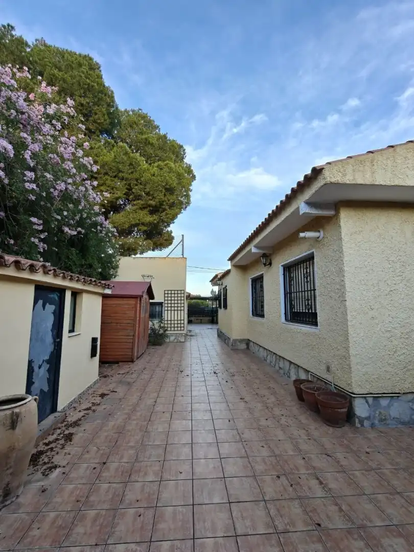 Vista exterior de Casa o chalet de alquiler en San Vicente del Raspeig / Sant Vicent del Raspeig con Aire acondicionado, Calefacción y Jardín privado