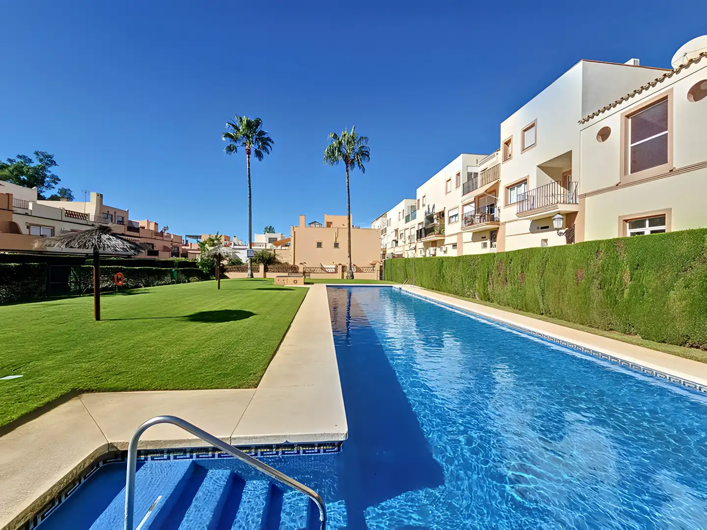 Piscina de Casa adosada en venda en Estepona amb Aire condicionat, Jardí privat i Terrassa