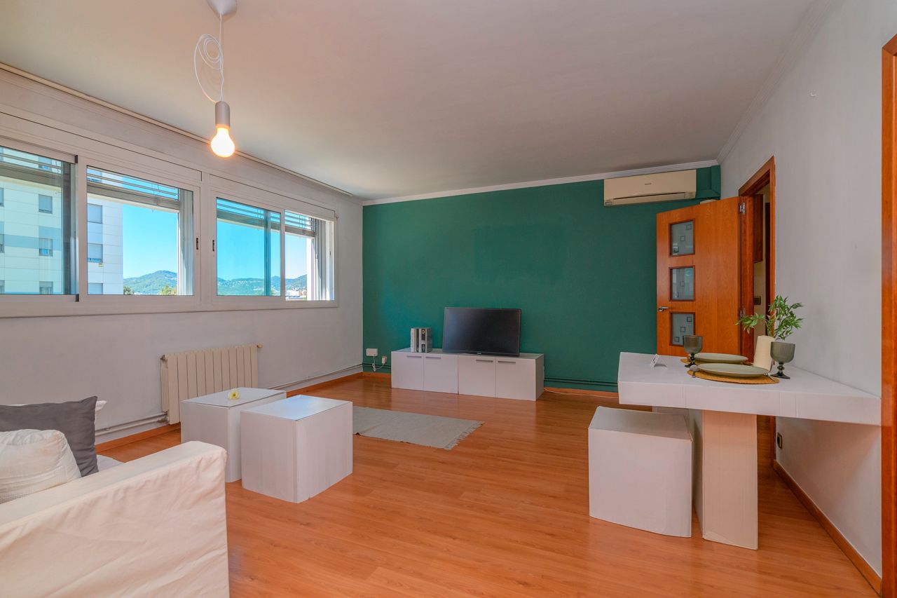 Sala d'estar de Pis en venda en Cornellà de Llobregat amb Aire condicionat, Calefacció i Parquet