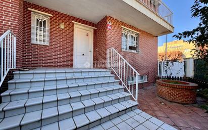 Vista exterior de Casa o xalet en venda en San Agustín del Guadalix amb Aire condicionat, Calefacció i Terrassa