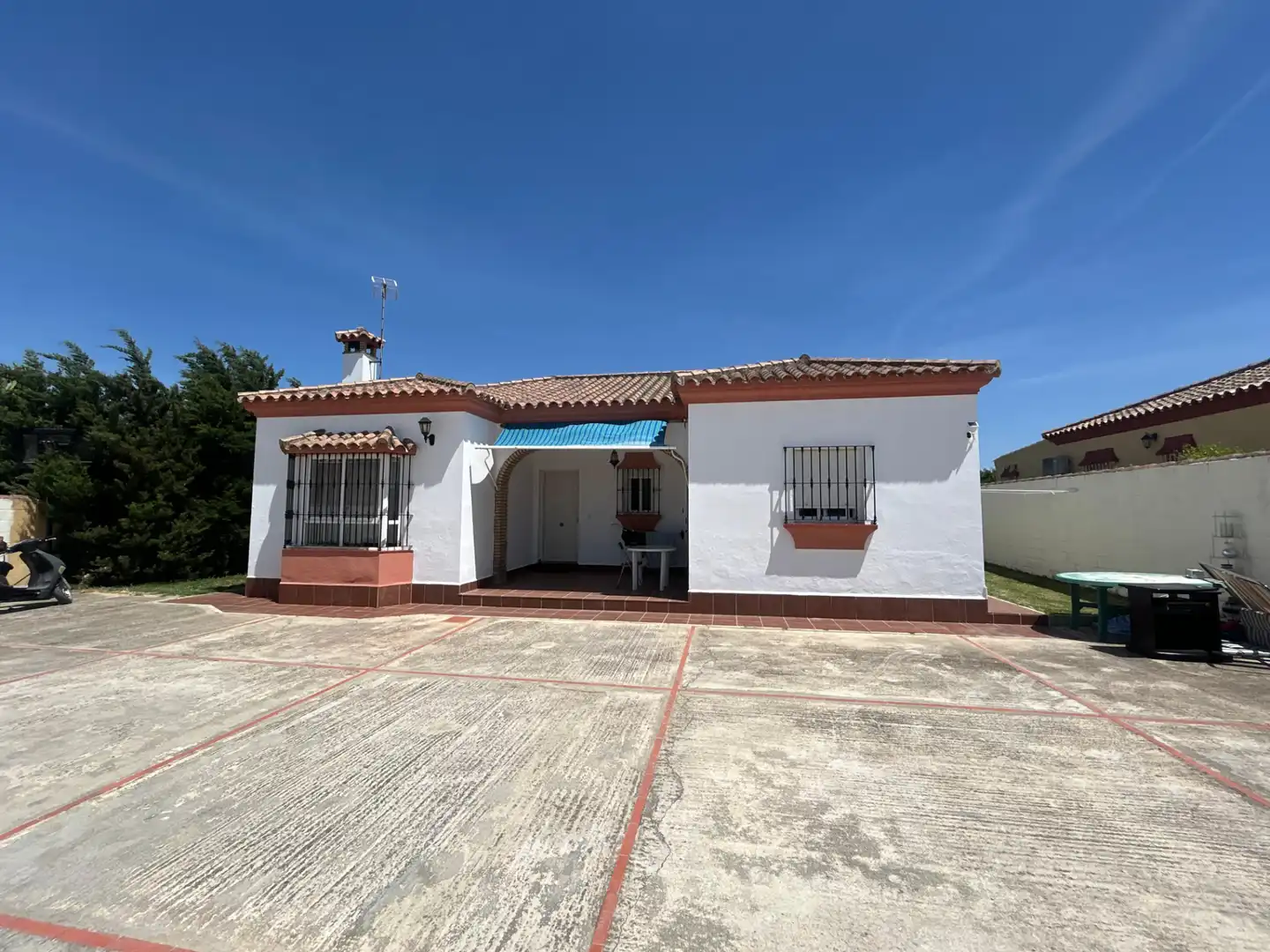 Exterior view of Houses for sale in Chiclana de la Frontera