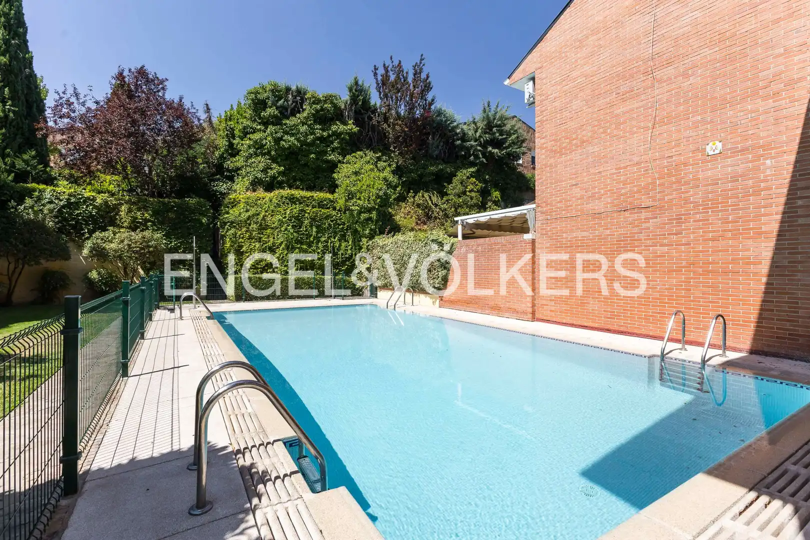 Piscina de Casa adosada de lloguer en Madrid amb Calefacció, Jardí privat i Terrassa