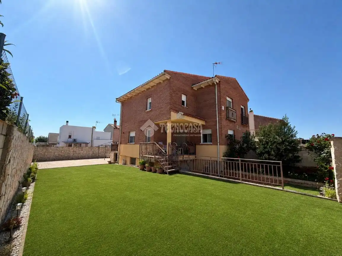 Vista exterior de Casa adosada en venta en Villanueva de la Torre con Jardín privado, Terraza y Balcón