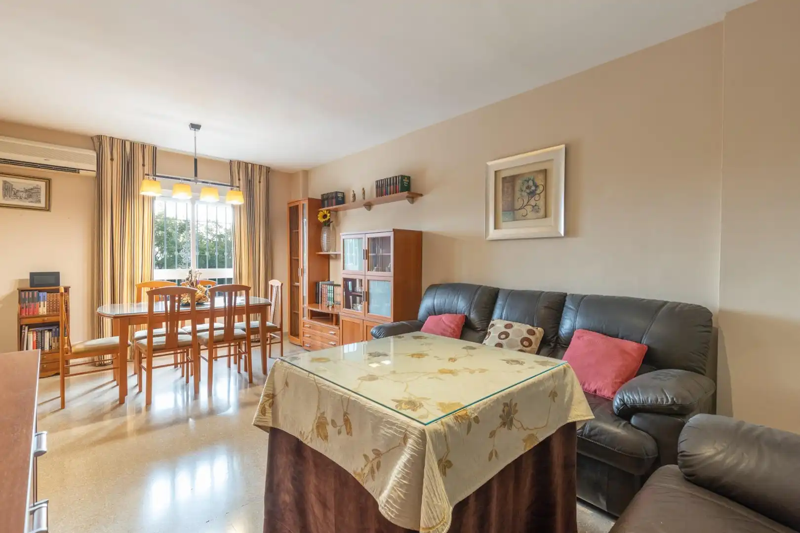 Sala d'estar de Casa adosada en venda en Maracena amb Aire condicionat, Moblat i Balcó