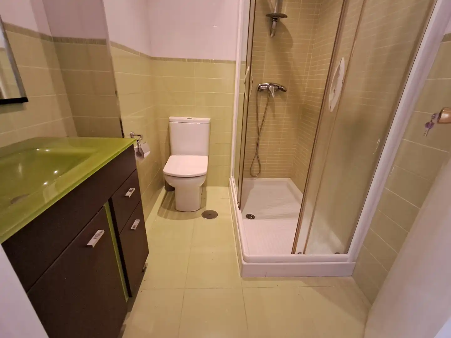 Bathroom of Flat for rent in Vigo   with Parquet flooring, Furnished and Oven