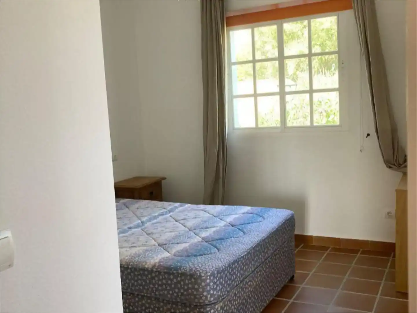 Dormitori de Casa adosada de lloguer en Istán amb Aire condicionat, Jardí privat i Piscina