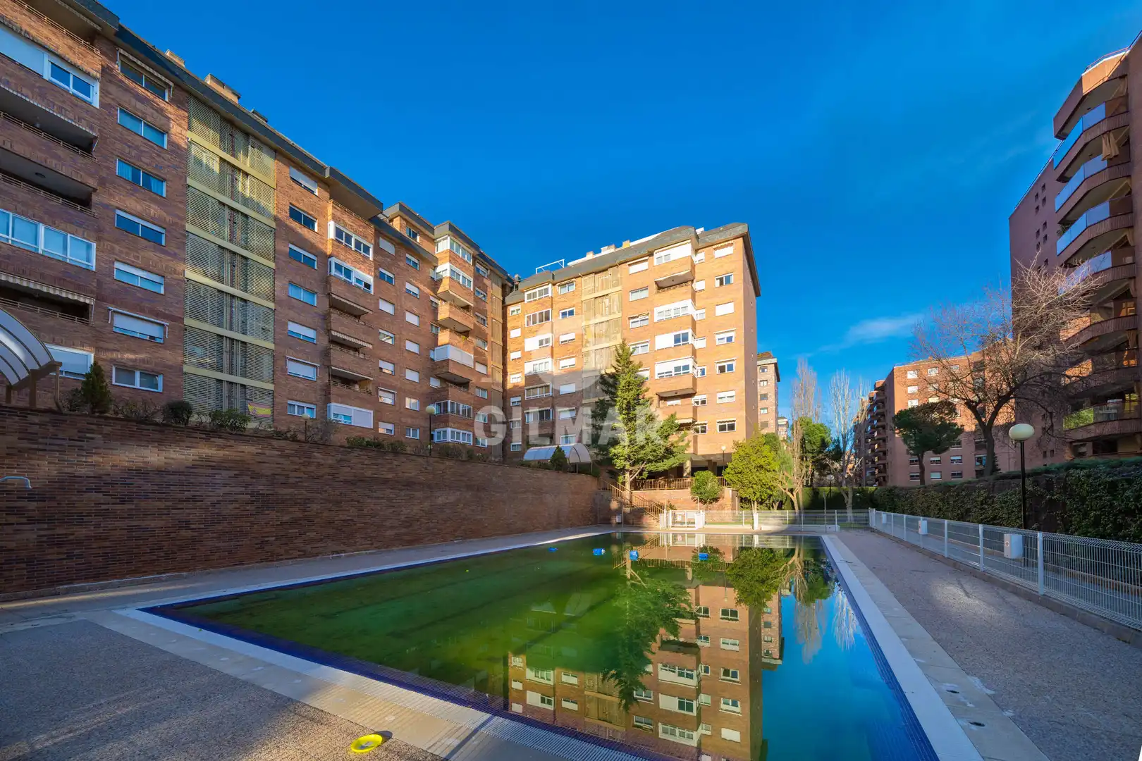 Vista exterior de Dúplex en venta en Madrid con Calefacción, Jardín privado y Trastero