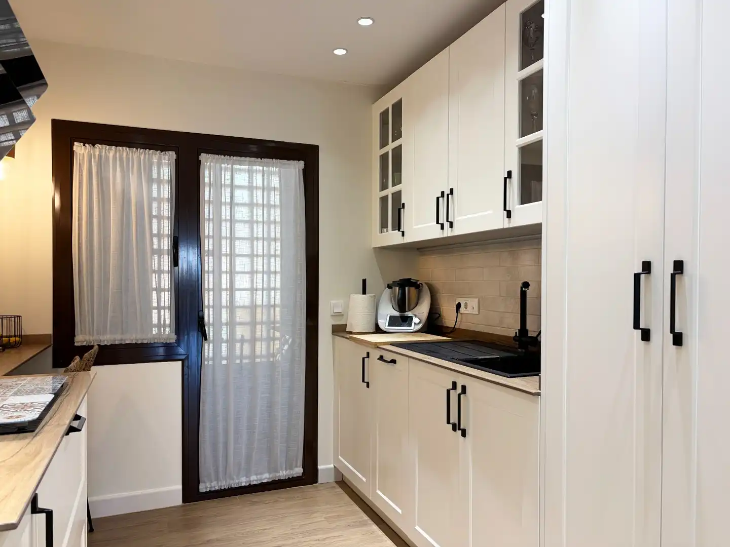 Küche von Wohnung zum Verkauf in Estepona mit Klimaanlage, Terrasse und Abstellraum