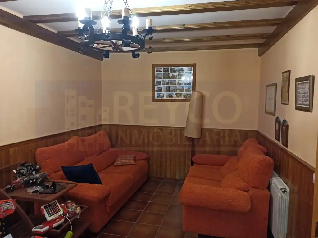 Wohnzimmer von Einfamilien-Reihenhaus zum Verkauf in Alesanco mit Privatgarten und Möbliert