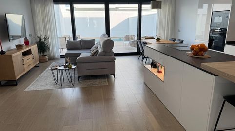 Foto 5 de Casa adosada en venta en Entrenúcleos, Dos Hermanas