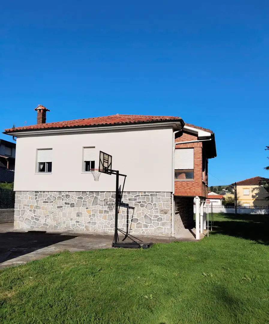 Vista exterior de Casa o chalet en venta en Torrelavega  con Calefacción, Jardín privado y Terraza