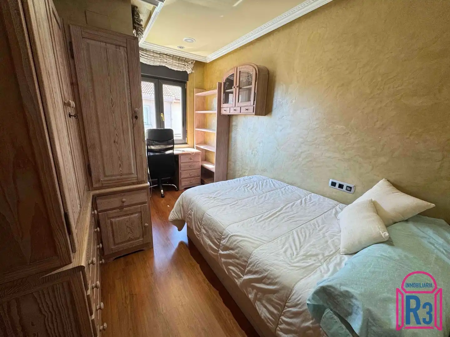 Dormitori de Casa o xalet en venda en León Capital  amb Calefacció, Terrassa i Traster