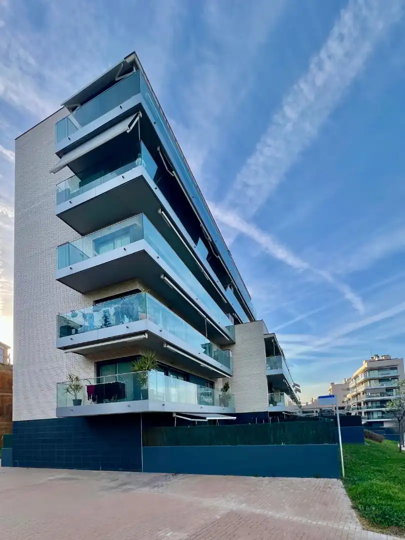 Vista exterior de Planta baja en venta en Sant Boi de Llobregat con Aire acondicionado, Calefacción y Jardín privado
