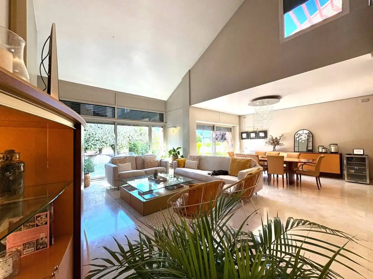 Sala d'estar de Casa o xalet en venda en Sant Cugat del Vallès amb Aire condicionat, Calefacció i Jardí privat