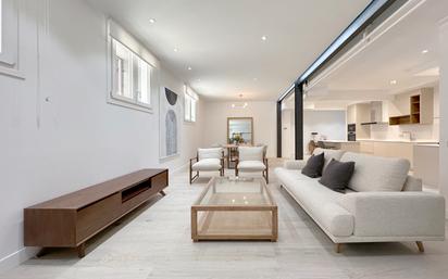 Living room of Flat for sale in  Madrid Capital  with Air Conditioner, Heating and Furnished