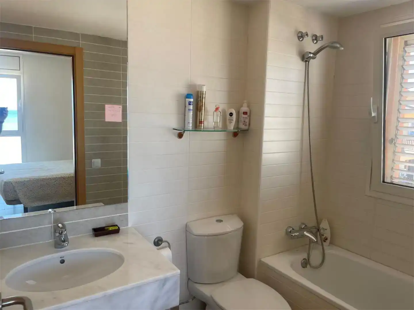 Bany de Apartament en venda en L'Escala amb Aire condicionat i Balcó