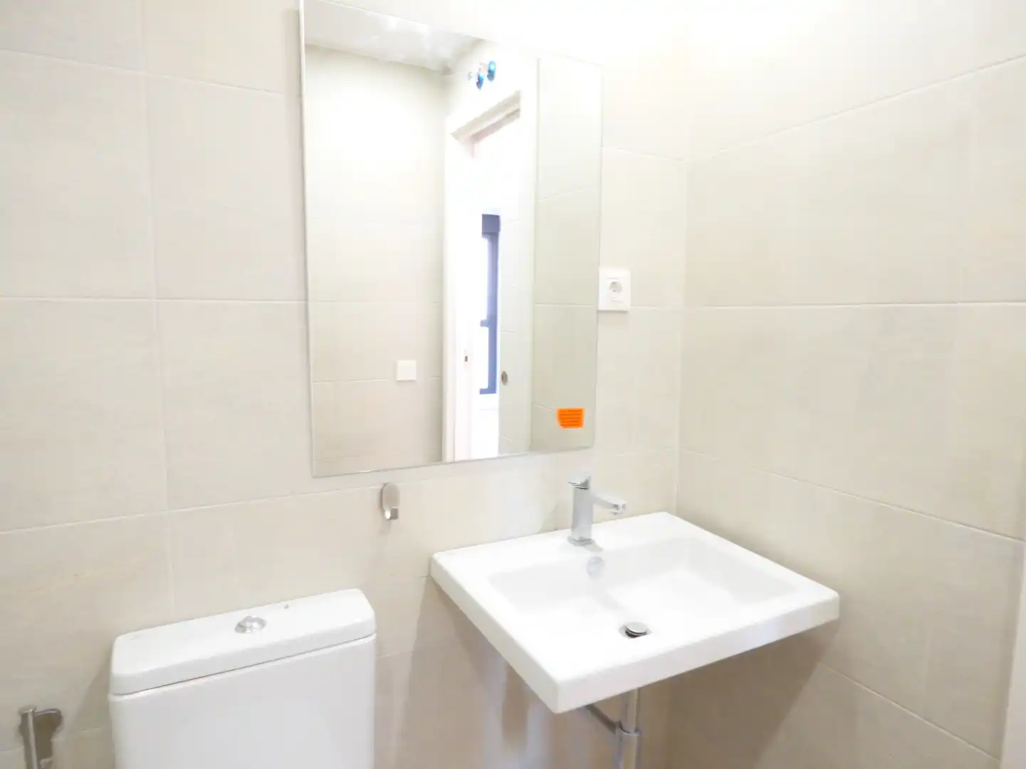 Bathroom of Flat for rent in Madrid  with Air Conditioner, Heating and Private garden