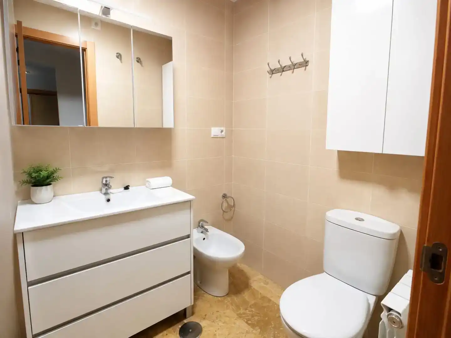 Bathroom of Flat for rent in Armilla  with Air Conditioner