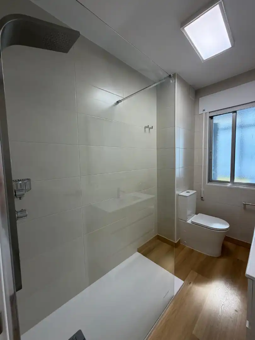 Baño de Piso de alquiler en Lugo con Calefacción, Parquet y Trastero
