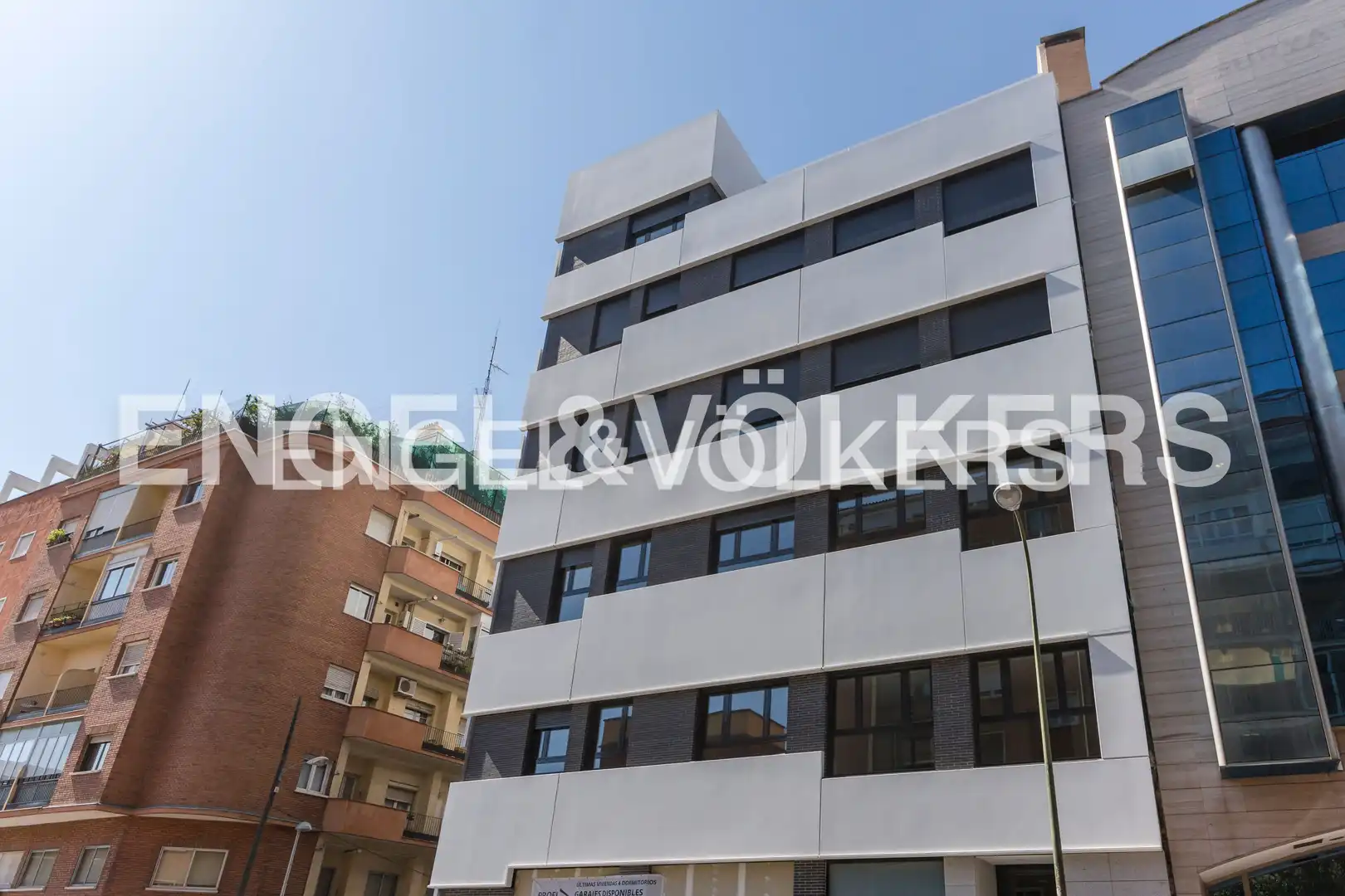 Vista exterior de Àtic de lloguer en Madrid amb Aire condicionat, Calefacció i Jardí privat