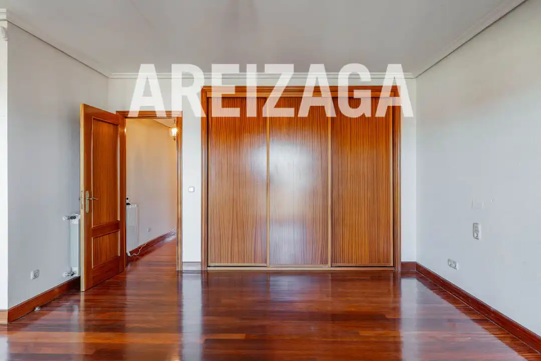 Dormitori de Casa o xalet en venda en Donostia - San Sebastián  amb Calefacció, Jardí privat i Terrassa