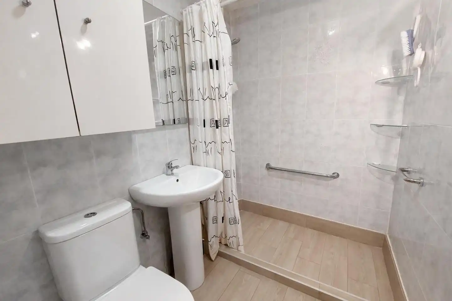 Baño de Piso en venta en Elche / Elx con Aire acondicionado, Amueblado y Balcón