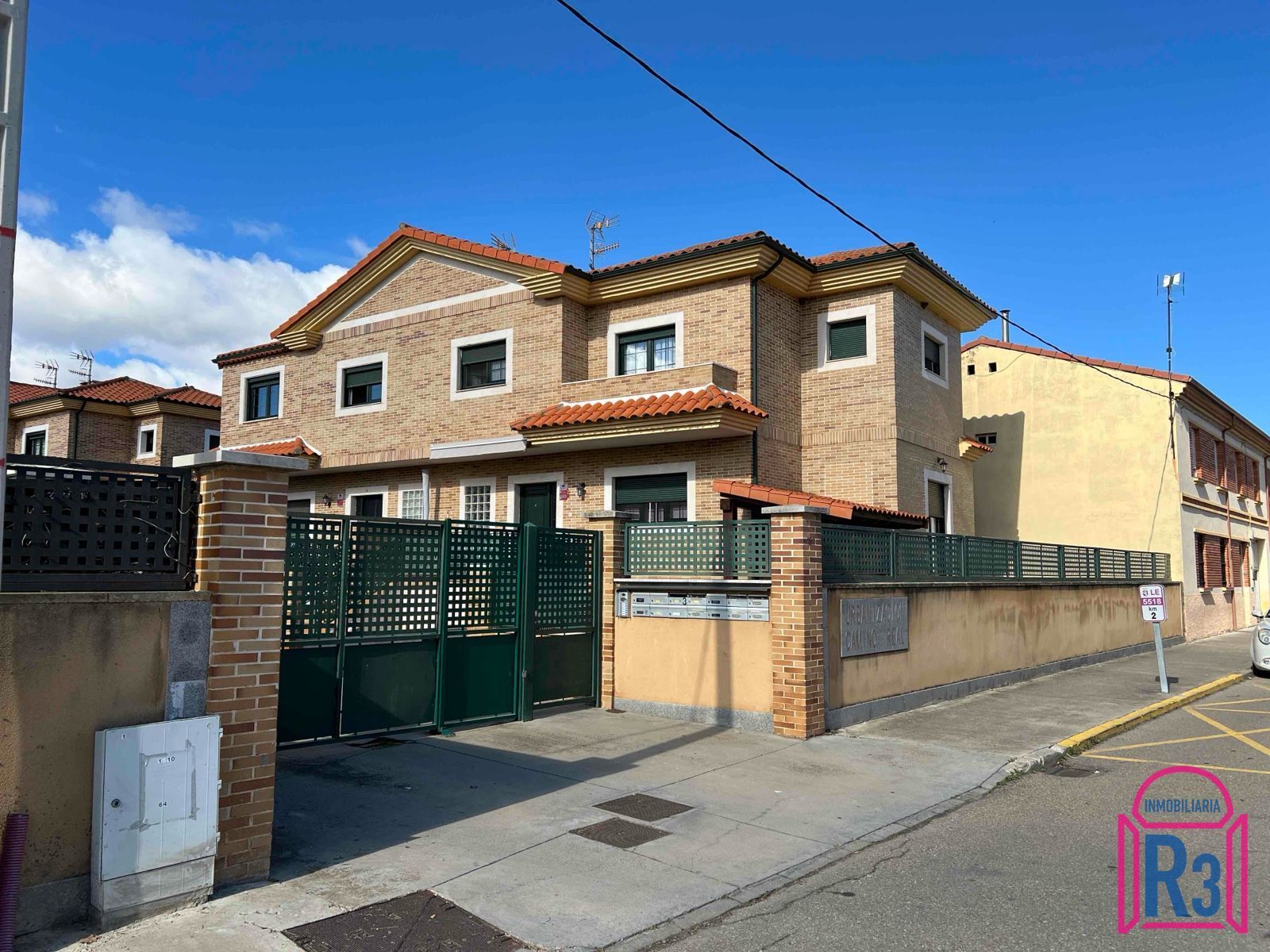 Exterior view of Single-family semi-detached for sale in Onzonilla  with Heating
